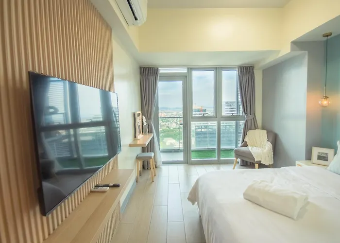 Luxury 120sqm Uptown Bgc With Spectacular Balcony View * Manila