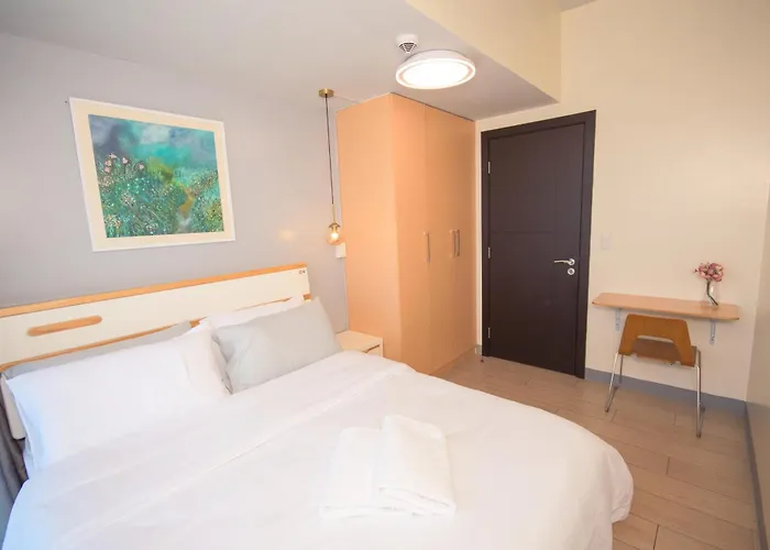 Luxury 120sqm Uptown Bgc With Spectacular Balcony View * Manila
